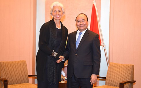 Premierminister Nguyen Xuan Phuc bei Treffen am Rande des erweiterten G7-Gipfels - ảnh 2